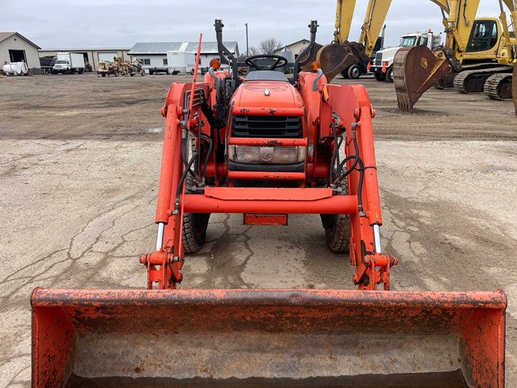 #4054-•-kubota-tractor-image-33