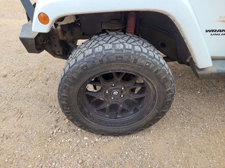 2014-jeep-wrangler-unlimited-sahara-image-22