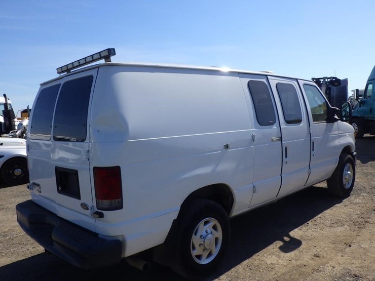 2011-ford-econoline-350-image-3
