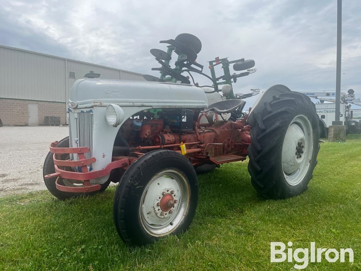 1947-ford-8n-image-1