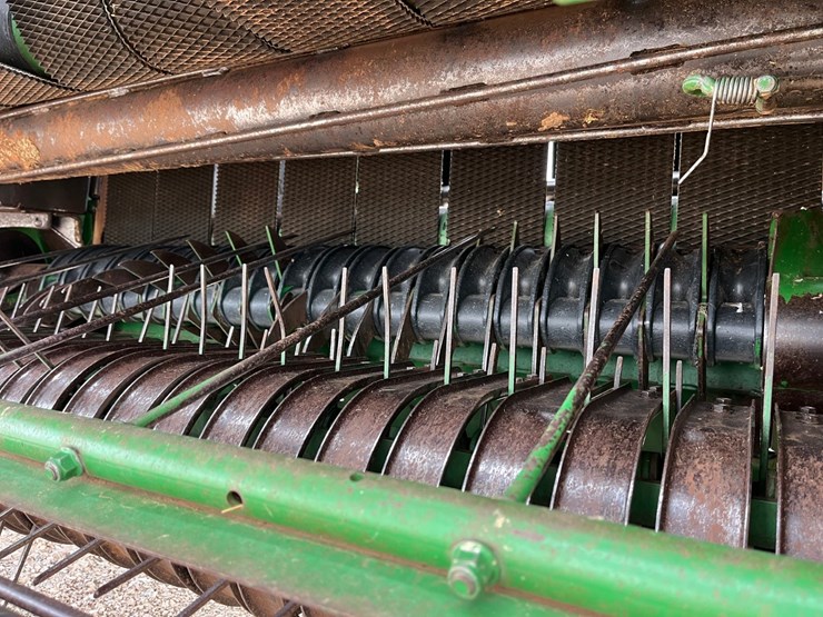 2009-john-deere-568-image-4