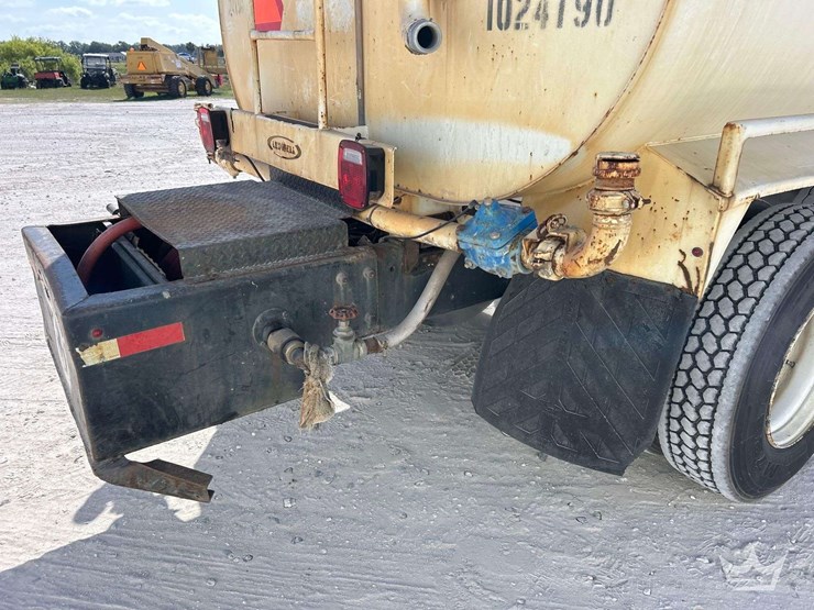 2019-freightliner-m2-106-image-24
