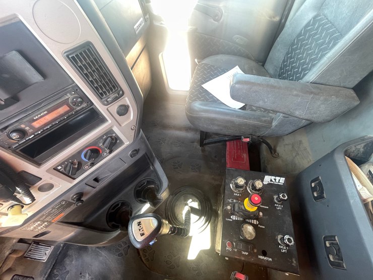 2013-mack-granite-104fr-image-105