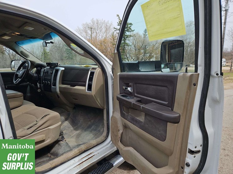 2011-dodge-3500-image-25