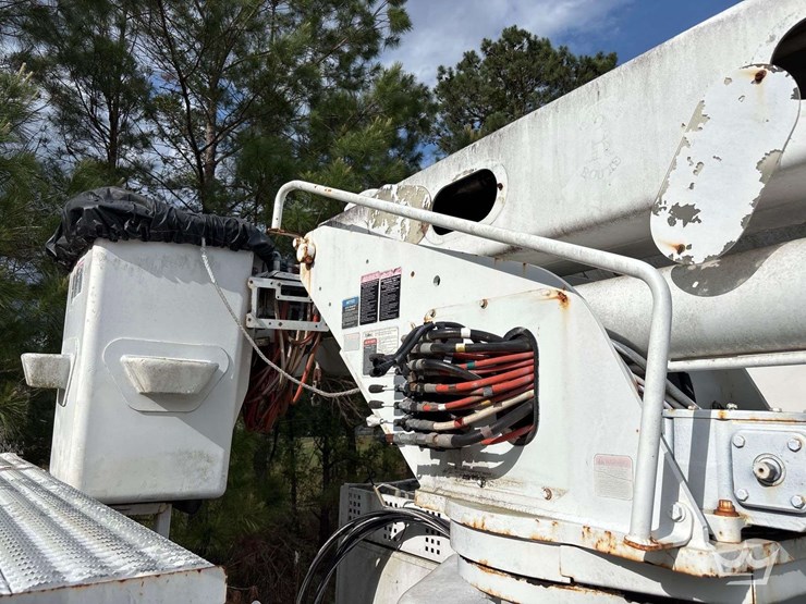 2010-freightliner-m2-106-image-11
