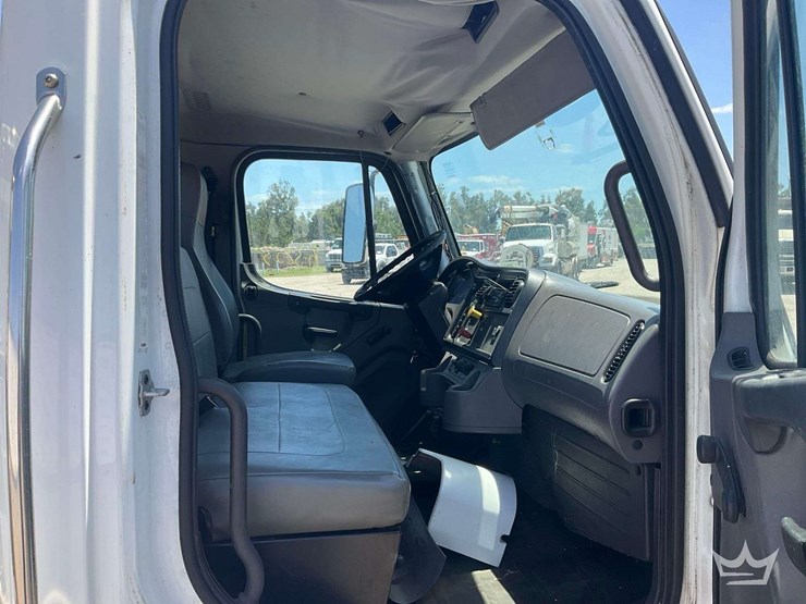 2015-freightliner-m2-106-image-51