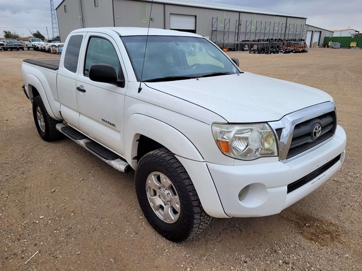 2010-toyota-tacoma-sr5-image-2