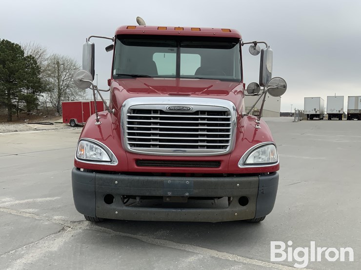 2017-freightliner-columbia-120-image-2