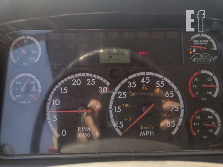 2015-freightliner-business-class-m2-106-image-7