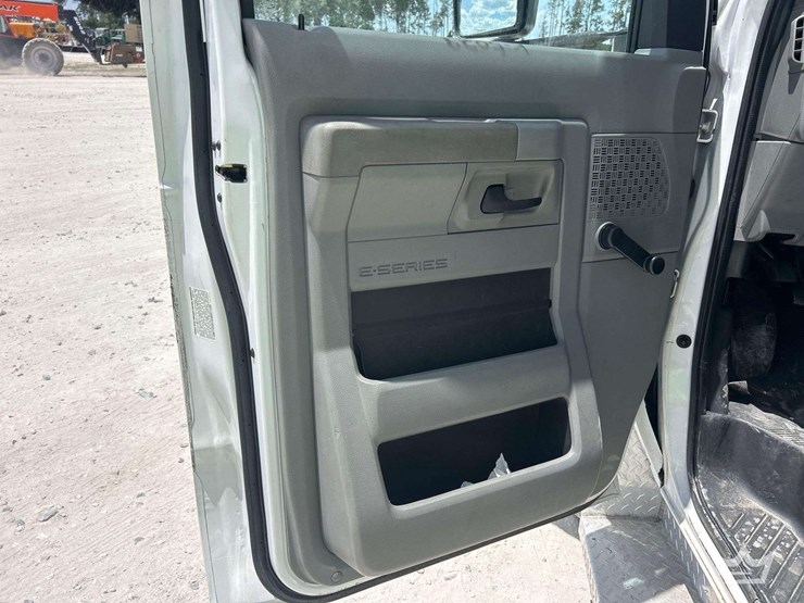 2015-ford-e450-image-11