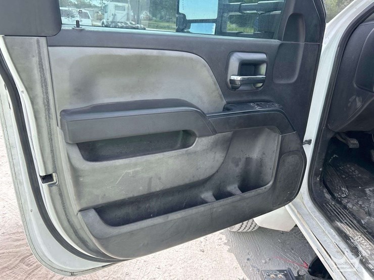 2019-chevrolet-silverado-5500hd-image-14