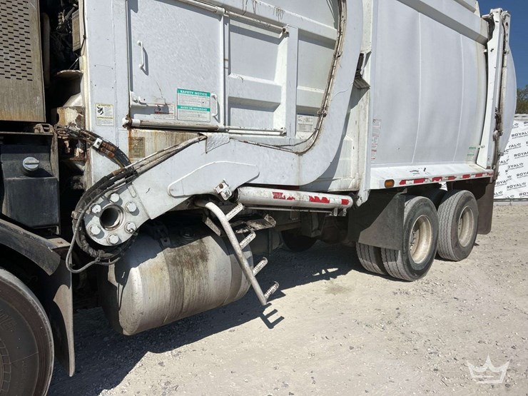 2015-peterbilt-320-image-17