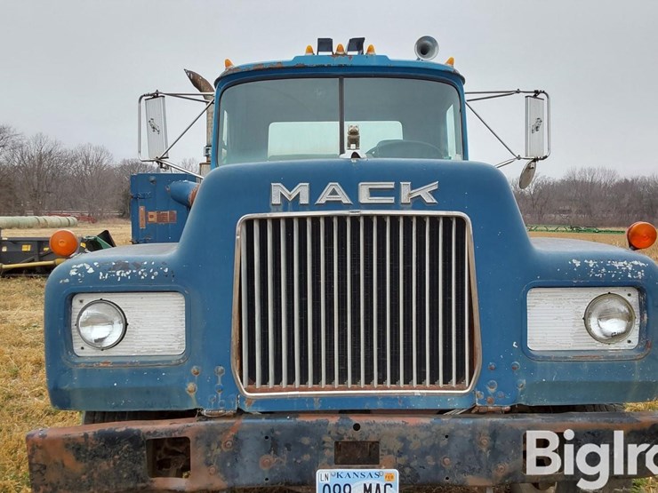 1974-mack-r600-image-13