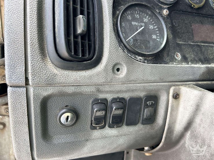 2015-peterbilt-320-image-13