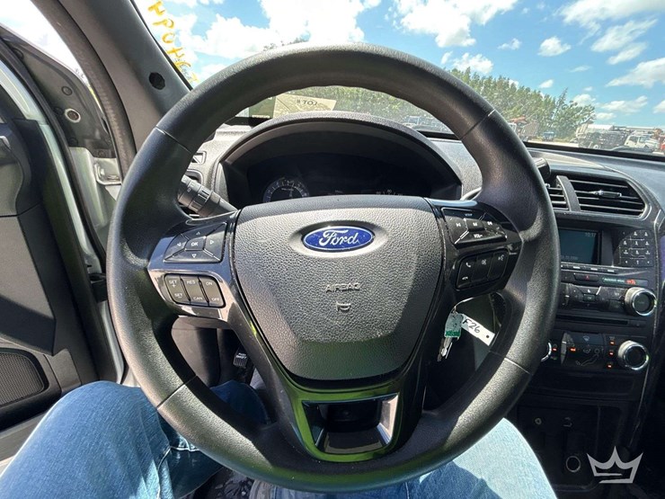 2016-ford-explorer-image-13