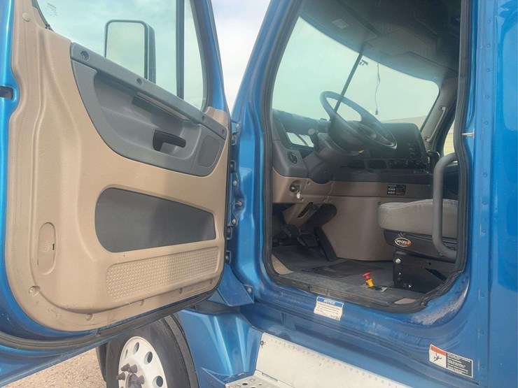 2015-freightliner-cascadia-125-image-23