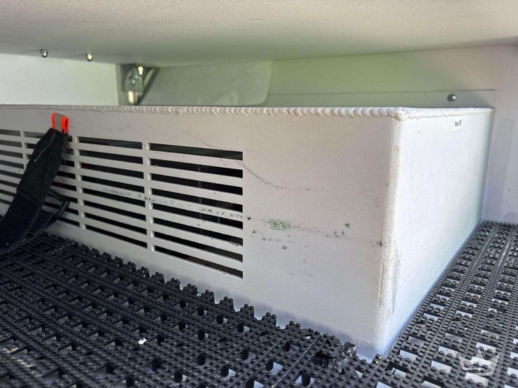2015-freightliner-m2-106-image-36