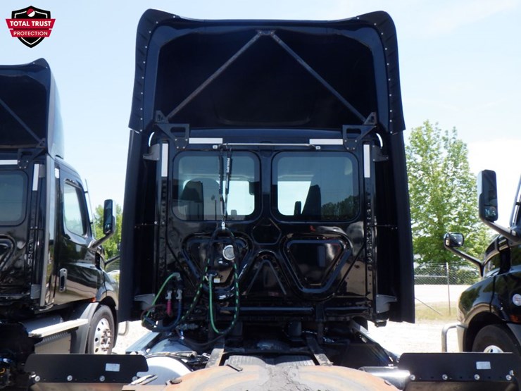 2022-freightliner-cascadia-116-image-9