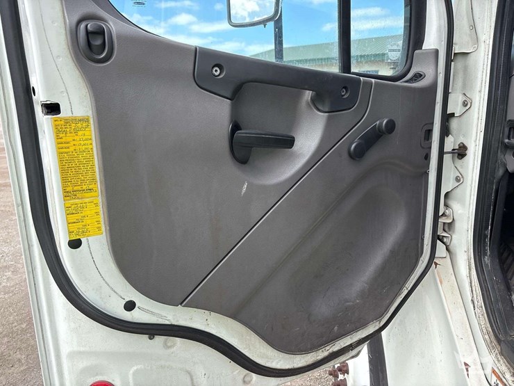 2015-freightliner-m2-106-image-35
