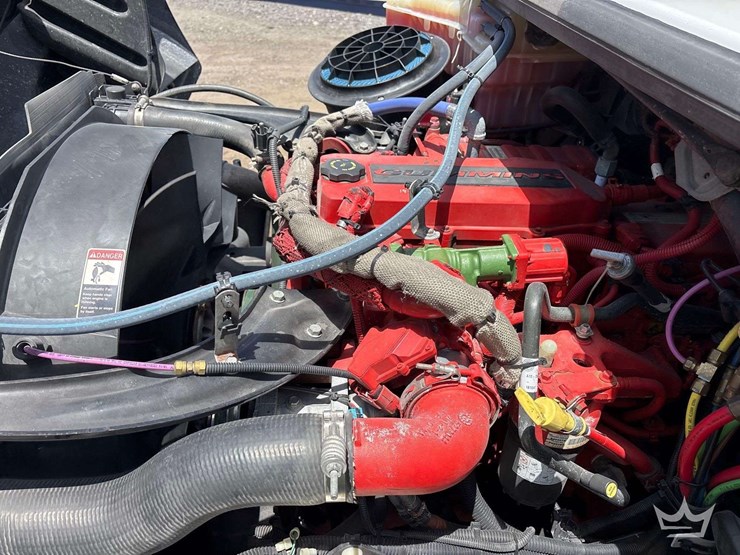 2015-freightliner-m2-106-image-12