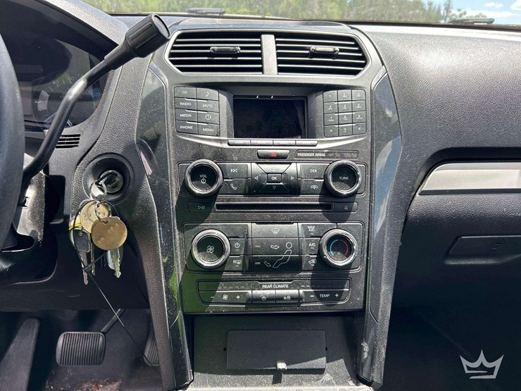 2017-ford-explorer-image-18