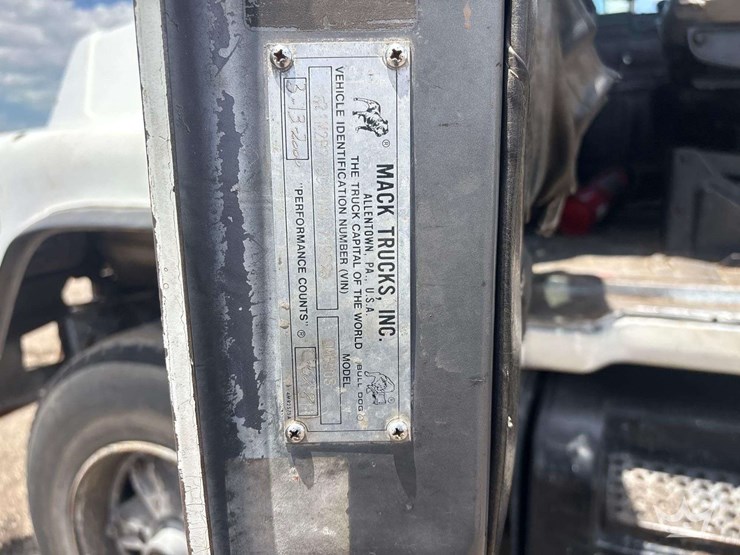 2000-mack-dm690s-image-20