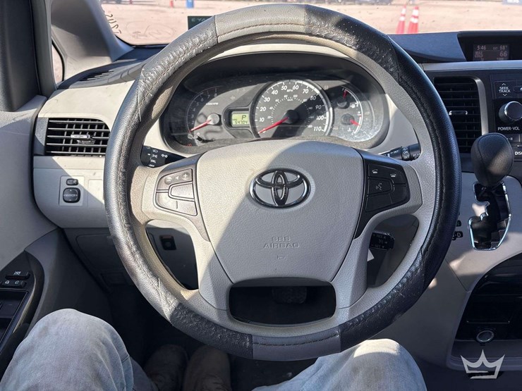 2013-toyota-sienna-image-16