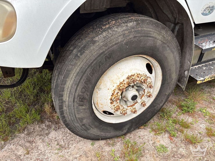 2010-freightliner-m2-106-image-51