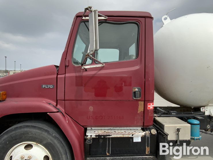 2001-freightliner-fl70-image-15