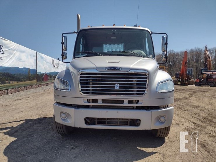 2015-freightliner-business-class-m2-106-image-3