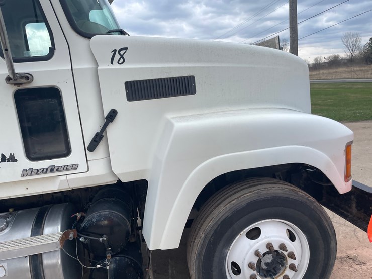 #4030-•-2005-mack-tractor-unit-18-image-46
