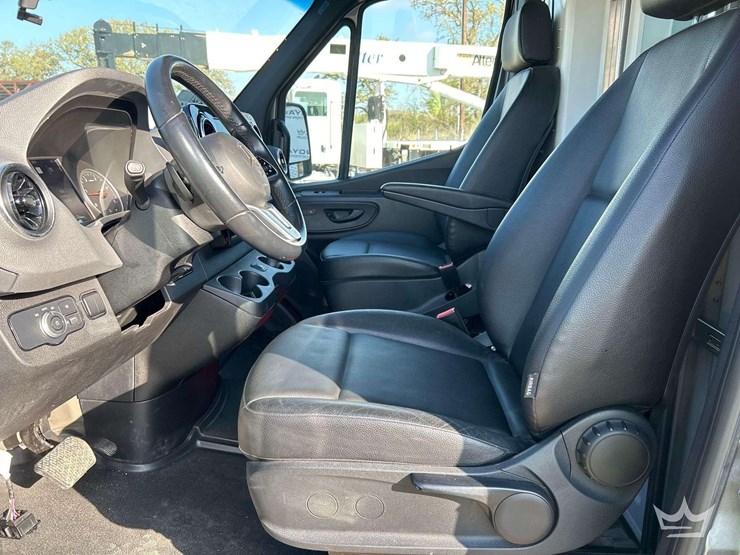 2021-mercedes-benz-sprinter-4500-image-12