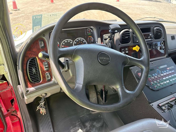2015-freightliner-m2-106-image-17
