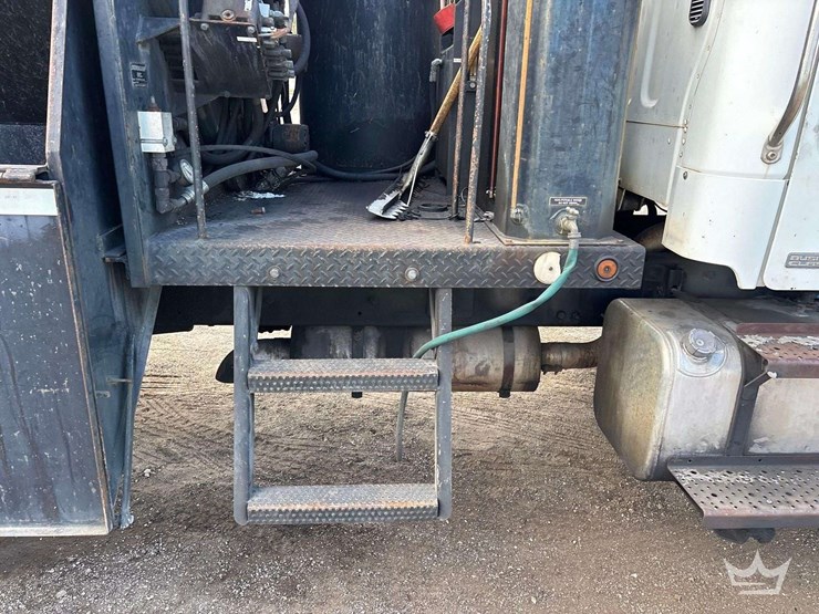 2007-freightliner-m2-106-image-24