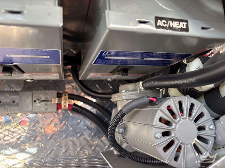 2015-freightliner-m2-106-image-30