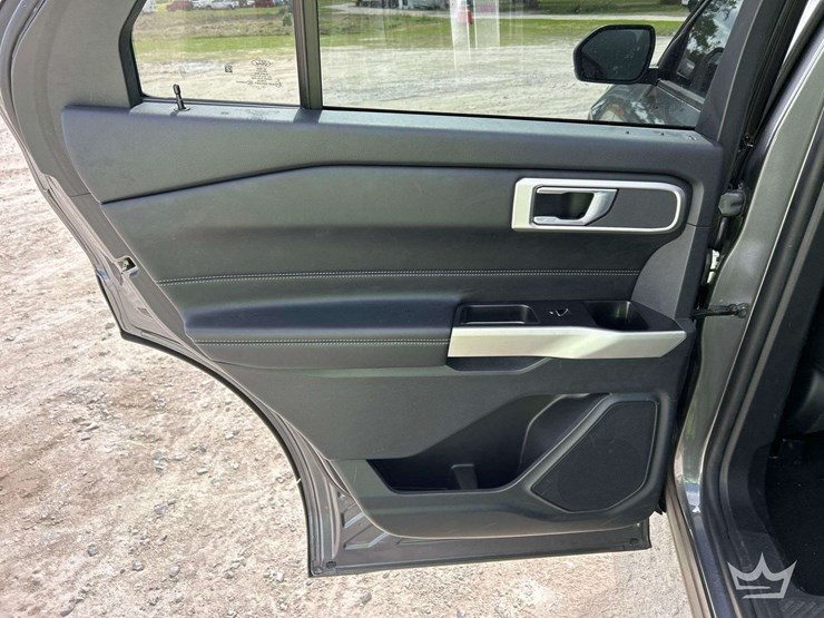 2021-ford-explorer-image-25