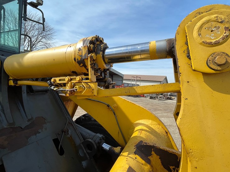 2005-komatsu-wa320-5l-image-32