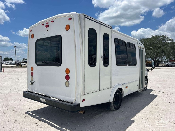 2015-ford-e450-image-3