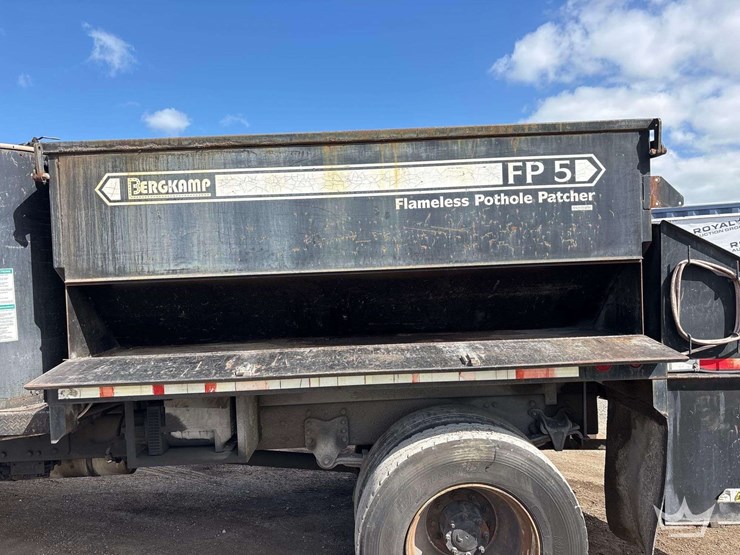 2007-freightliner-m2-106-image-20