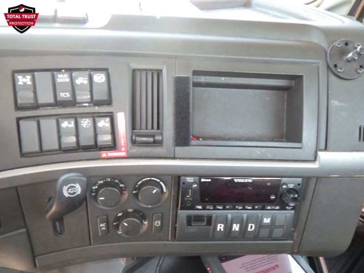 2022-volvo-vnl300-image-16
