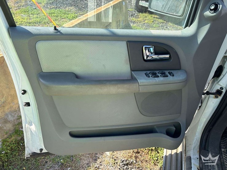 2005-ford-expedition-image-15