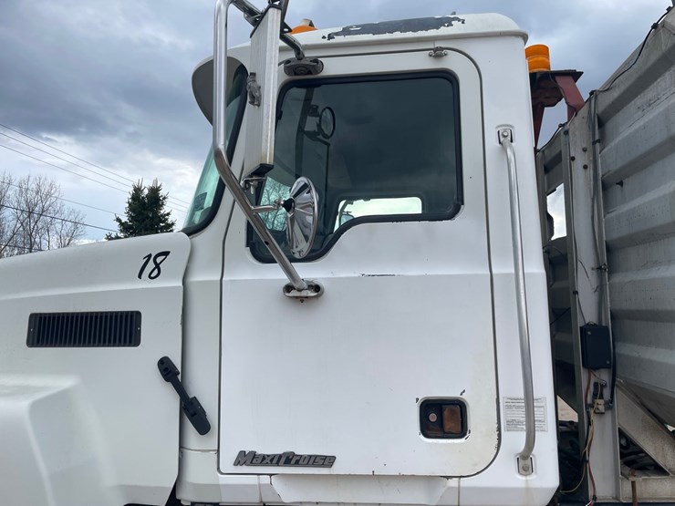 #4030-•-2005-mack-tractor-unit-18-image-37