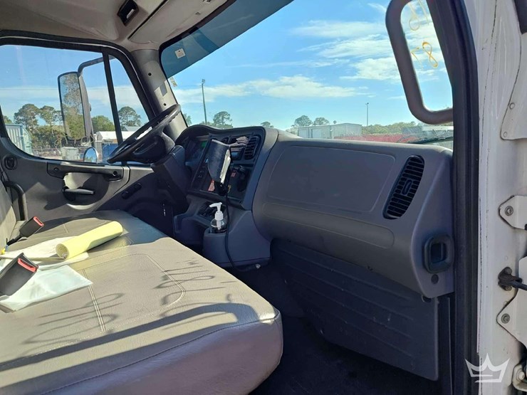 2016-freightliner-m2-106-image-25