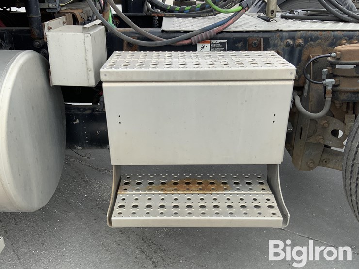 2017-freightliner-columbia-120-image-18