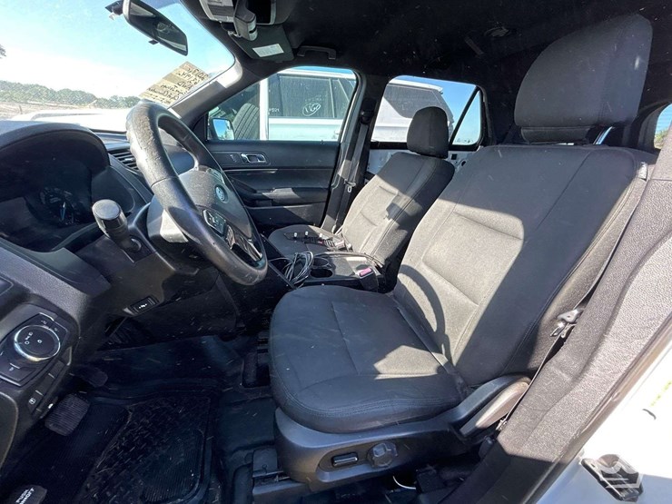 2017-ford-explorer-image-12