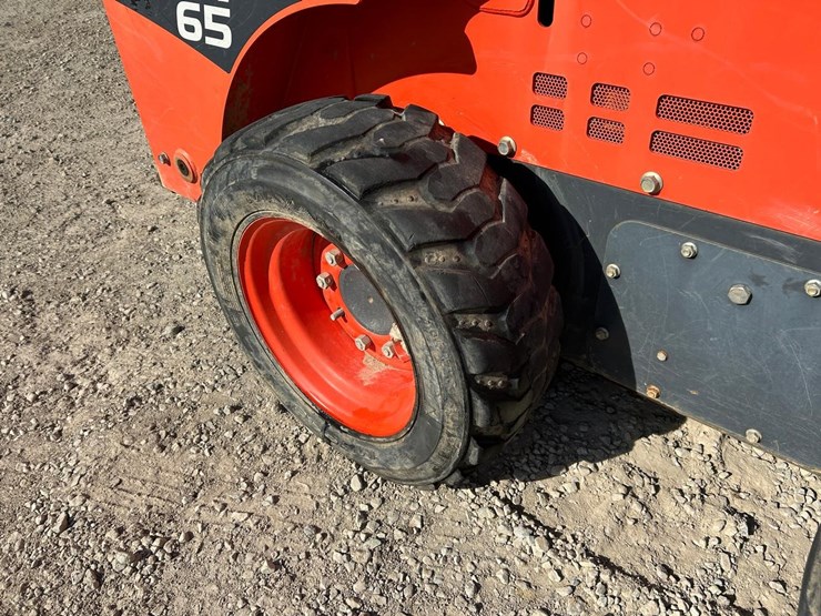 2017-kubota-ssv65-image-13