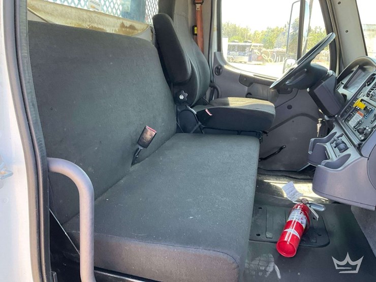 2016-freightliner-m2-106-image-21