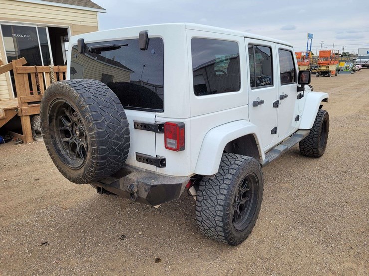 2014-jeep-wrangler-unlimited-sahara-image-7