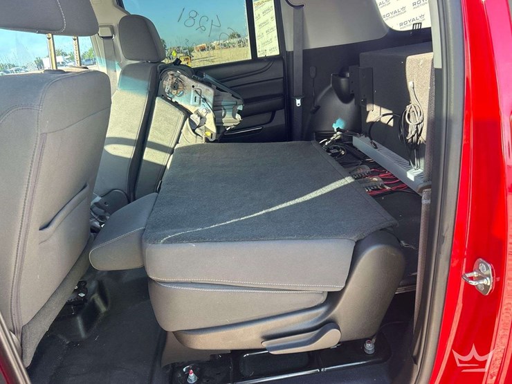 2016-chevrolet-suburban-image-22