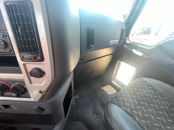 #4014-•-2013-quad-axle-mack-dump-truck-(has-wi-title)-image-121